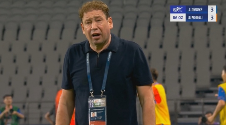 半岛体育注册网址-都快哭了!申花后场送大礼被扳平,斯卢茨基面色赤红痛苦万分