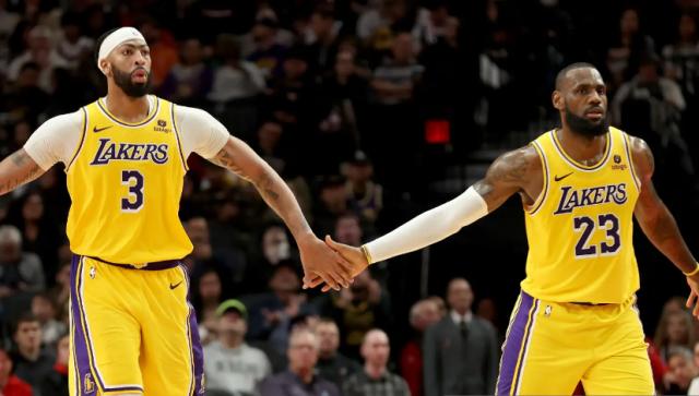 半岛体育官网-领跑盖帽榜!浓眉专注防守冲击DPOY 带伤拼杀够硬