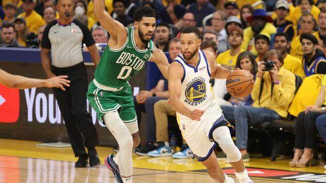 攻防一体!库里第三节完美表现带队扳平总比分